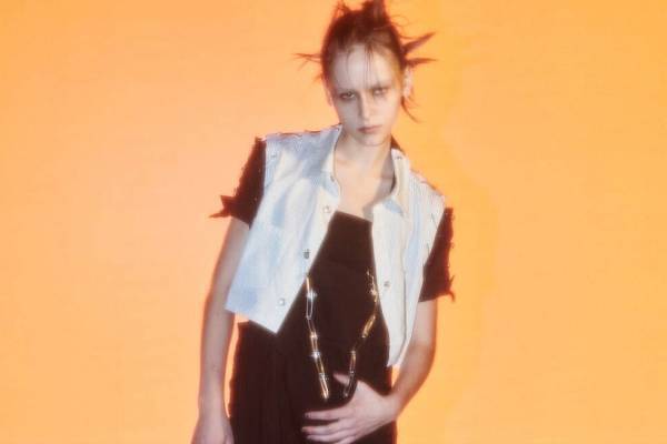 リミ フゥ“安全ピン”を連ねたパンキッシュなブラウスやスカート、“絞り染め”レースのブルゾンも