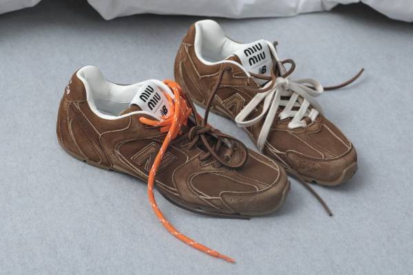 ミュウミュウ × ニューバランスのスニーカー「530 SL」レザーやセーリングコードの靴紐をカスタム