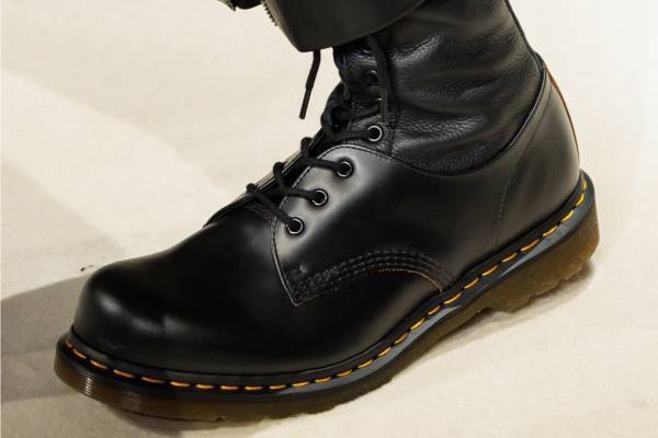 エムエム6 メゾン マルジェラ×ドクターマーチン24年秋冬で初コラボ、ブーツやローファーなど