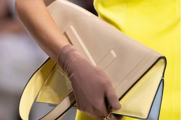 フェンディ24年春レディースバッグ「フェンディ フリップ」“F”モチーフを折り曲げて2WAYで楽しむ