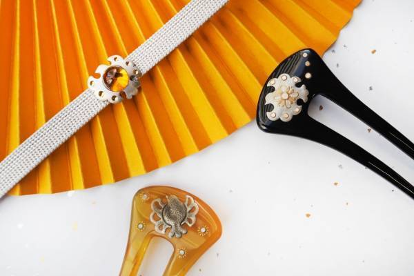 『源氏物語』若紫イメージ着物アクセサリー“すずめ”モチーフの帯留＆かんざし、銀座もとじ限定