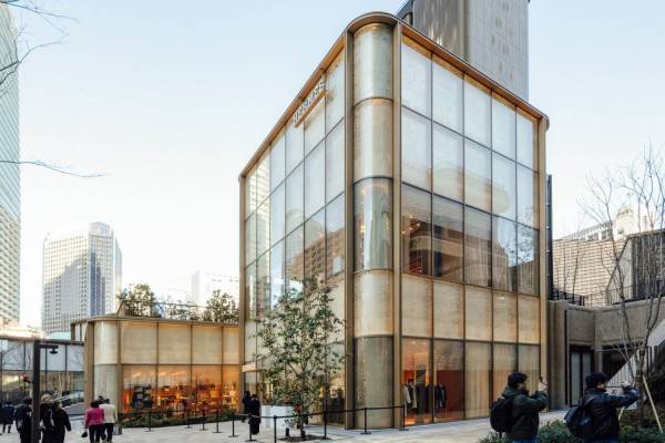 エルメスの新店舗が東京・麻布台ヒルズに誕生、レザーグッズからホームアイテムまでフルラインナップ