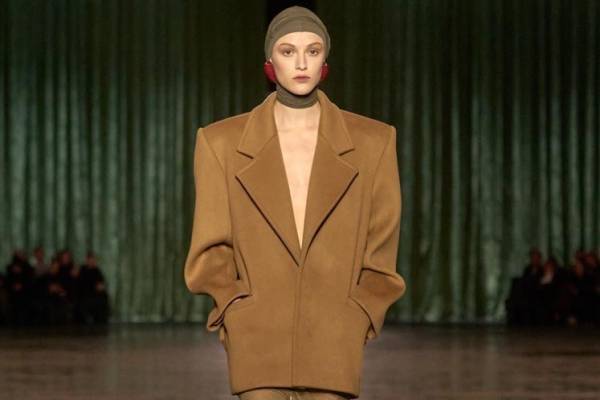 サンローラン 2024年冬ウィメンズコレクション - ファッションと服、溶け合う幻想と現実