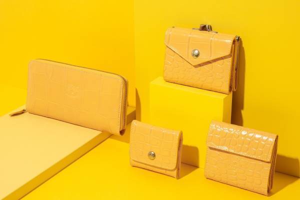 イル ビゾンテ“最強開運日”限定ウォレット、鮮やかイエロー×クロコ型押しレザーのミニ財布やコインパース