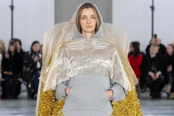 アンダーカバー 2024-25年秋冬ウィメンズコレクション、“いつも通り”の日常着に加える特別感