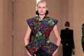 バルマン 2024年秋冬ウィメンズコレクション - みずみずしく輝くボルドーのぶどう、優雅な装い