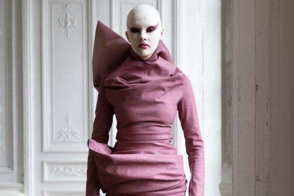 リック・オウエンス 2024-25年秋冬ウィメンズコレクション、故郷ポータービルとSF世界への追憶