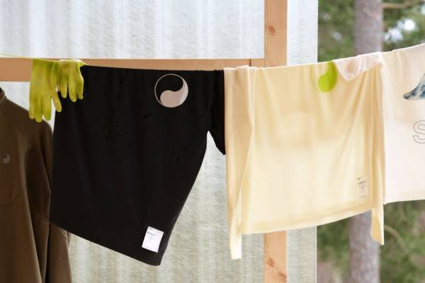 アワー レガシー×サティスファイ、陰陽モチーフを配したシェルジャケットや“ハーフジップ”トップスなど