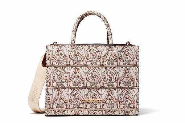 世界初「ミュシャ」財団公式ブランド、“即完売”ジャガード生地バッグ＆ヘアアクセサリーがピンクカラーに