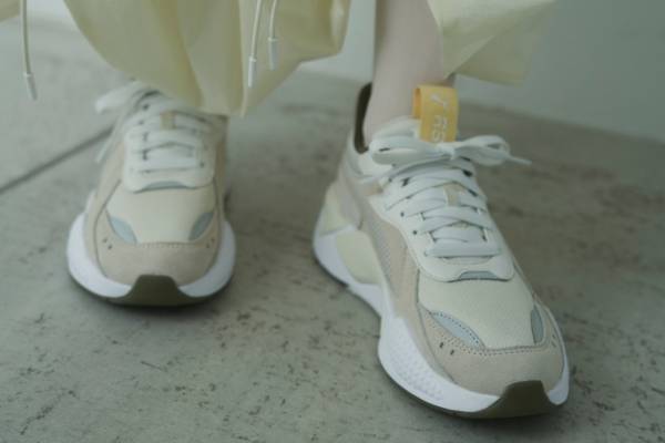 エミ「プーマ」新作コラボスニーカー、立体シルエット「RS-X」を“柔らかニュアンスカラー”で