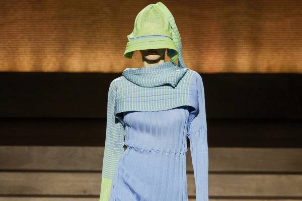 イッセイ ミヤケ 2024年秋冬ウィメンズコレクション - “まとう服”の追求、一枚の布から