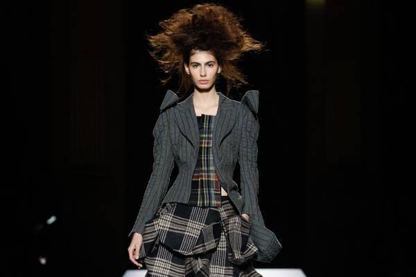 ヨウジヤマモト2024年秋冬コレクション - “グレー”がキーカラー、シャープな立体表現