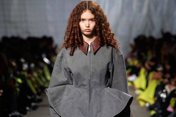 アレキサンダー・マックイーン 2024-25年秋冬コレクション - 包み込み、露わになる動物性