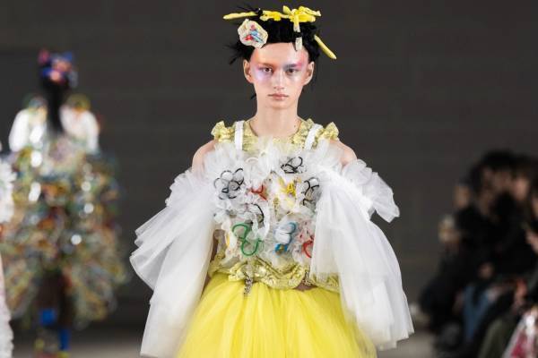 ノワール ケイ ニノミヤ 2024-25年秋冬コレクション、みずみずしく輝くエネルギー