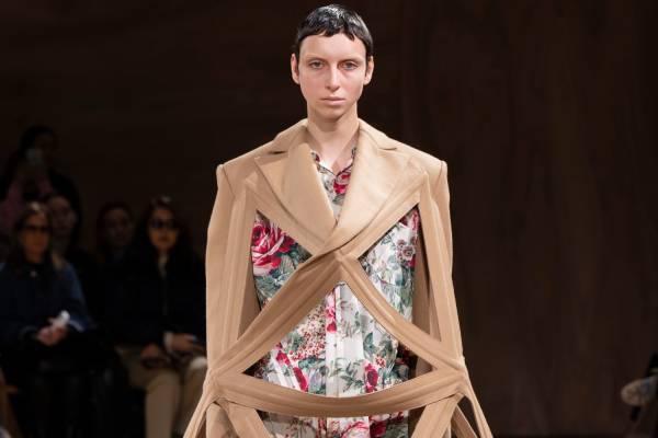 ジュンヤ ワタナベ 2024-25年秋冬ウィメンズコレクション、拡張するフォルム