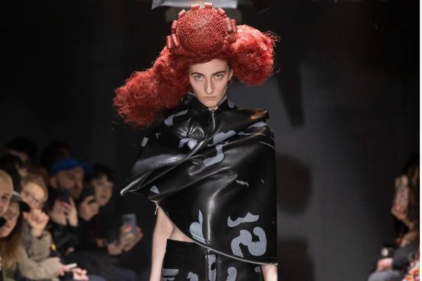 コム デ ギャルソン 2024-25年秋冬ウィメンズコレクション、黒の舞踏会