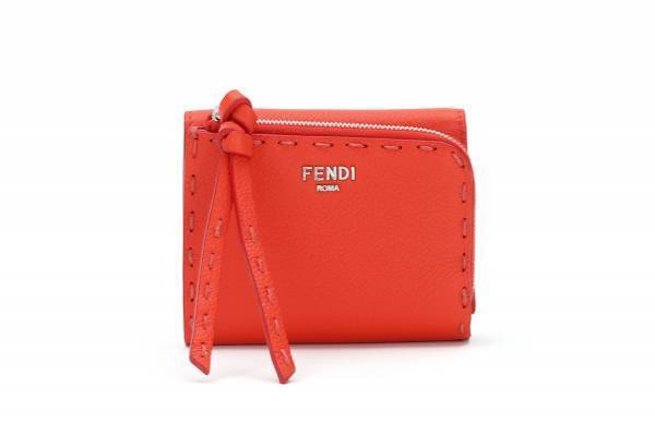 フェンディ24年春ウィメンズレザー財布、“ハンドステッチ”付きの「ピーカブー」ウォレット