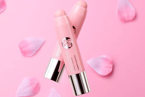 レブロン24年春コスメ、“サクラ香る”ほんのりピンク色の「キス シュガー スクラブ」でクリアな唇に