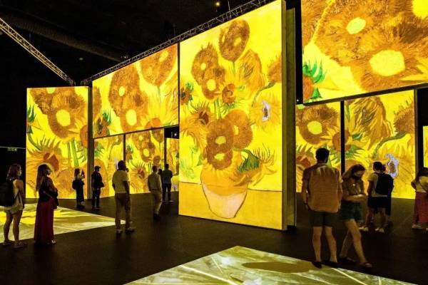 ゴッホの没入型展覧会「ゴッホ・アライブ」福岡で、暗闇に投影される3,000点以上のゴッホ作品