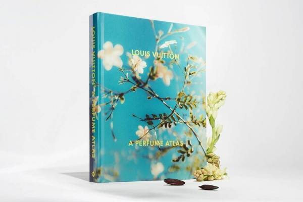 ルイ・ヴィトン“フレグランスの原材料”に迫る書籍『ア パフューム アトラス』45本の小瓶付き限定版も