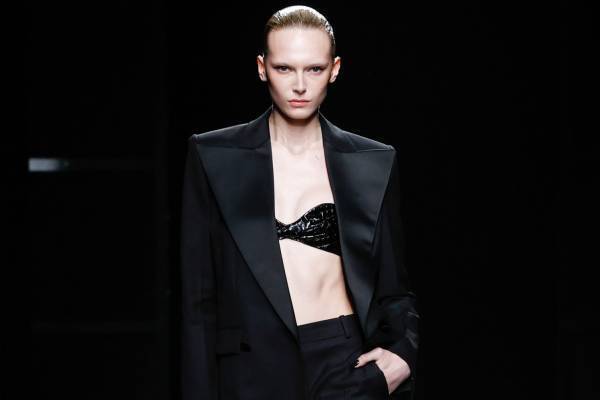 ニナ リッチ 2024年秋冬ウィメンズコレクション、注目を集めるグラマラスなオーラ