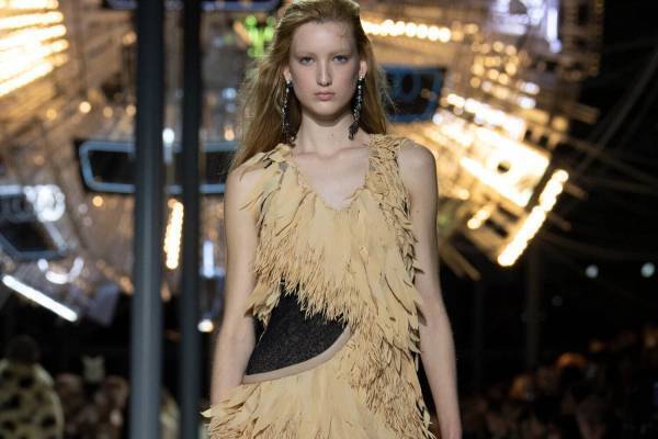 ルイ・ヴィトン 2024-25年秋冬ウィメンズコレクション - 10年間にわたる冒険の旅を回顧