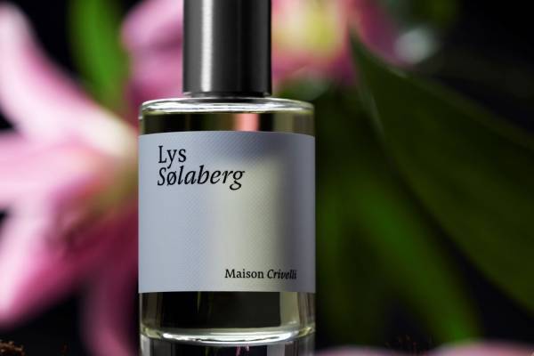 メゾン クリヴェリの24年春フレグランス、“白夜のユリ”着想のアンバー・ウッディ・フローラル