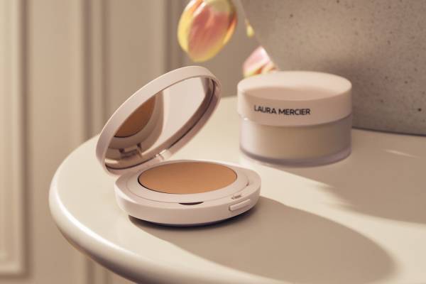 ローラ メルシエ24年夏ベースメイク、“うるさら肌”叶える最高峰ルースパウダーに初のプレストタイプ