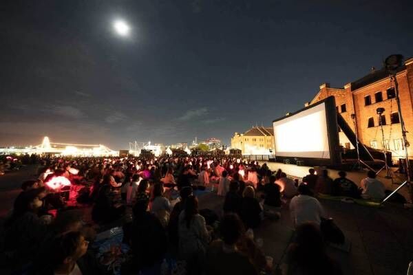 横浜の海辺で野外映画鑑賞「シーサイドシネマ 2024」横浜・みなとみらいエリアの6施設で開催