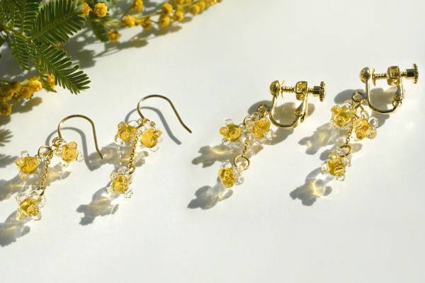 ハリオ「ミモザ」モチーフの24年春限定アクセサリー、“黄色のカラーガラス煌めく”ピアス＆イヤリング