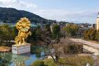 ルイ・ヴィトン×村上隆の高さ約13mの巨大彫刻《お花の親子》、京都市京セラ美術館の日本庭園に