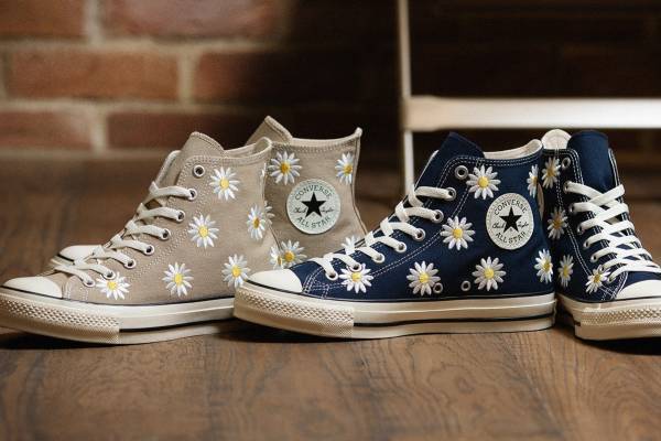 コンバース24年春夏“デイジー刺繍”ハイカットスニーカー「オールスター アール」紺＆オフホワイトなど