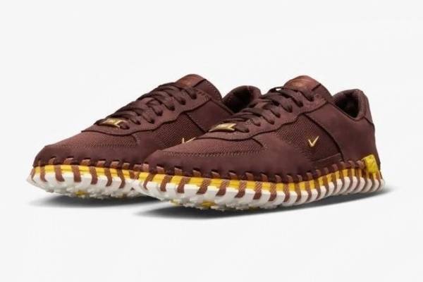 ナイキ×ジャックムスのコラボスニーカー「J フォース 1」深みアースカラーのハンドステッチアッパーで