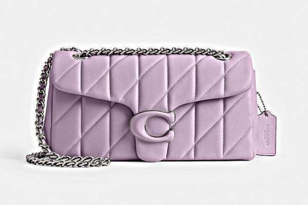 コーチのアイコンバッグ「ダビー」24年春の新色、爽やかなパープルやピンク×ふっくらキルティング
