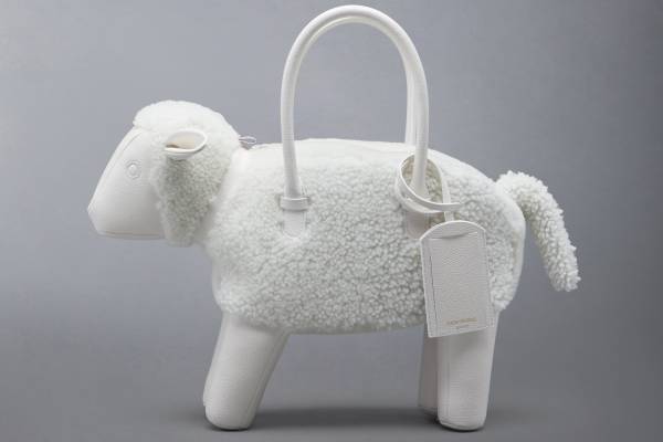 トム ブラウン、シアリングウールの“ヒツジ”型バッグ＆ギンガムチェック柄“犬のヘクター”型バッグ