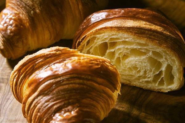 人気ベーカリー「コム・ン」が麻布台ヒルズに新店、“桜×日本酒”パンなど - メレンゲ店も併設