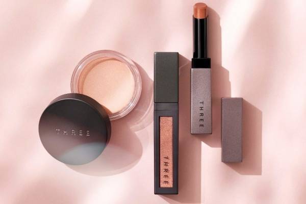 THREE「イセタン メイクアップ パーティ 2024」限定コスメ、“ウォームカラー”のリップなど