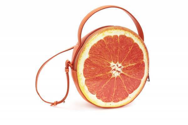 ジェイ ダブリュー アンダーソン、“粘土の服”だまし絵プリントのシャツ＆柑橘レザーバッグ