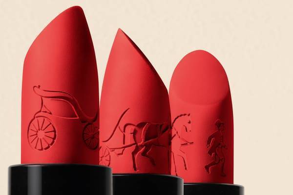 エルメス24年夏コスメ「ルージュ エルメス」マット口紅に鮮烈レッドカラー、リップに馬車の刻印も