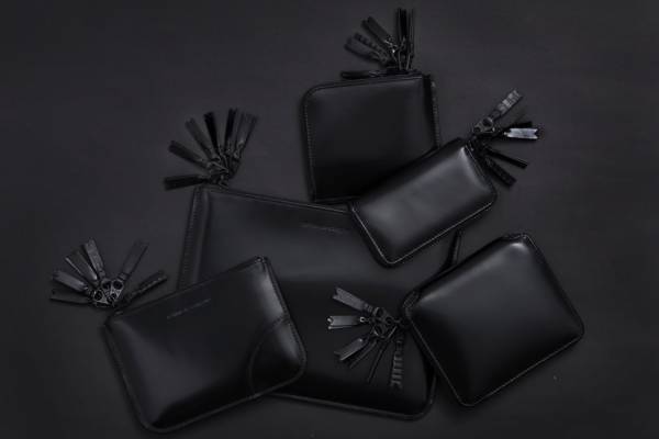 ウォレット・コム デ ギャルソン、オールブラックの“マルチストラップ”財布など
