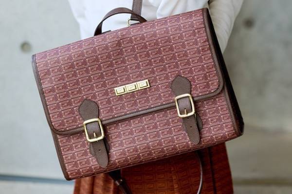 Q-pot.“ビターチョコレート柄”の新作サッチェルバッグ、板チョコのゴールドプレートをオン