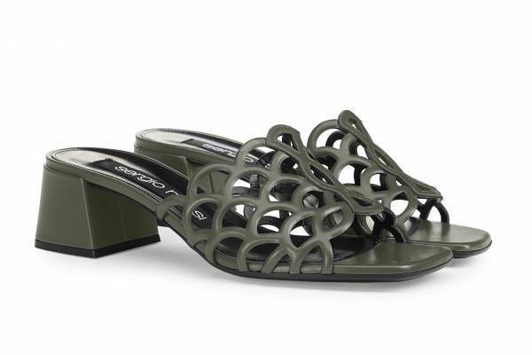 セルジオ ロッシのサンダル“人魚のうろこ”を象ったレザーアッパー、洗練カーキの限定色で