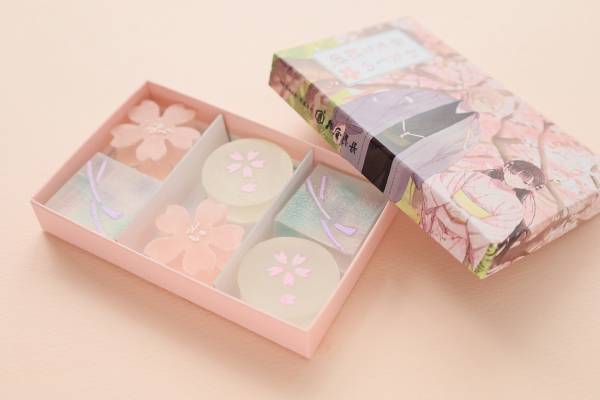 亀屋良長『わたしの幸せな結婚』コラボ和菓子、“美世の着物”着想のさくらと“清霞の組紐”描く琥珀糖