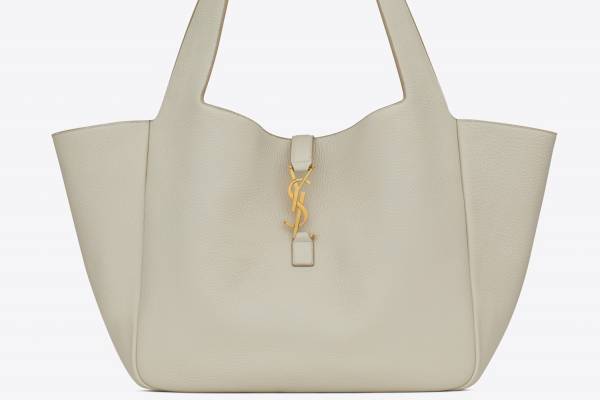 サンローランのトートバッグ「ベア」ホワイトの24年夏新色、ゴールドのYSLロゴ×やわらかレザー