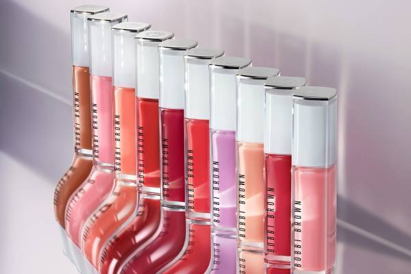 ボビイ ブラウン24年夏コスメ、“ぷるんとツヤ感”叶えるプランプリップにほんのり色づく新10色