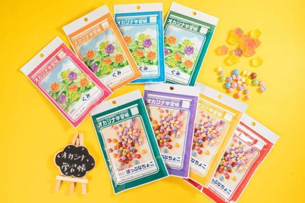 ファミリーマート「オカシナ学習帳」パッケージのグラデーション花型グミ＆カラフルチョコ
