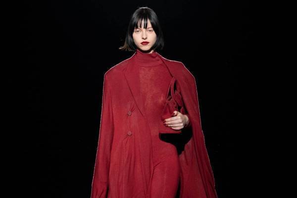 ミスターイット 2024-25年秋冬コレクション、日常の中で装うオートクチュール