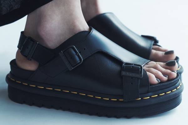 ワイズ×ドクターマーチンのコラボサンダル、黒のベルクロとシャークソールのストラップサンダルなど
