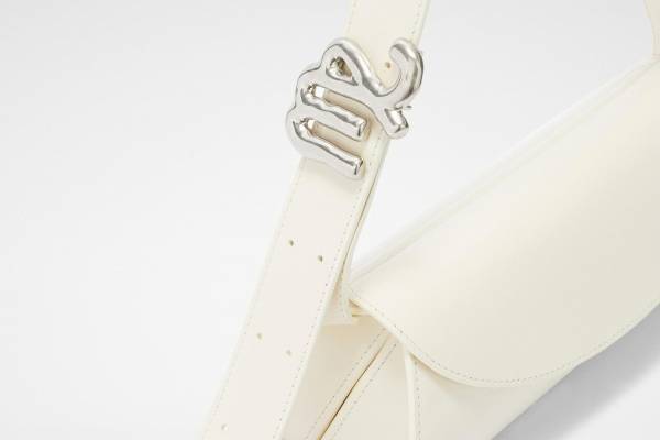 ジル サンダーのアイコン「カンノーロ」バッグに星座記号の関西限定チャーム、大阪・心斎橋で