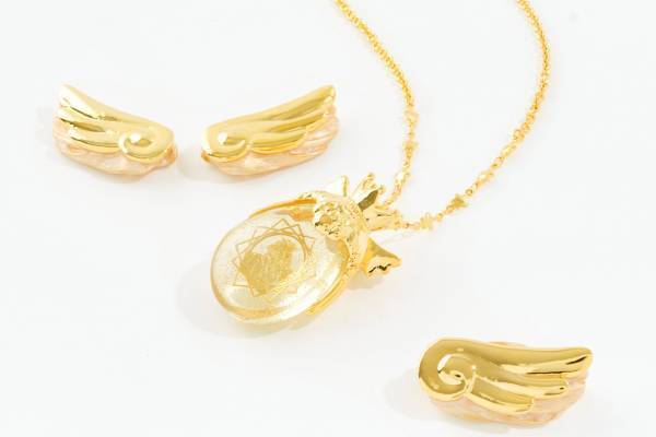 Q-pot.「カードキャプターさくら」“エンジェルクラウン”コスチューム着想のペンダントやブローチ